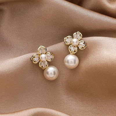 Gabriella - boucles d'oreilles perles fleurs avec feuilles de cristal