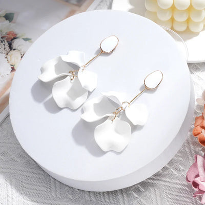 Lilia - Boucles d'oreilles pendantes modernes fleurs blanches