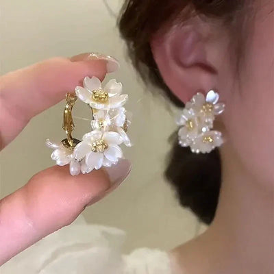 Fiona - Boucles d'oreilles créoles fleuries avec centres en cristal