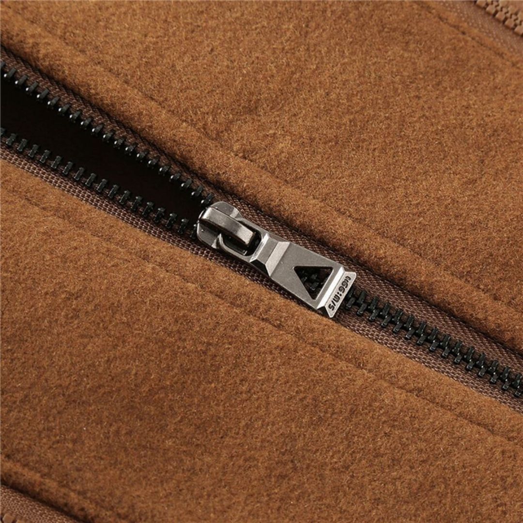 Henrys - Moderner taillierter Mantel mit Stehkragen und Schulterklappen braun close up details